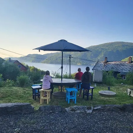 Bo Landlig, Sentralt Utenfor 营地 卑爾根